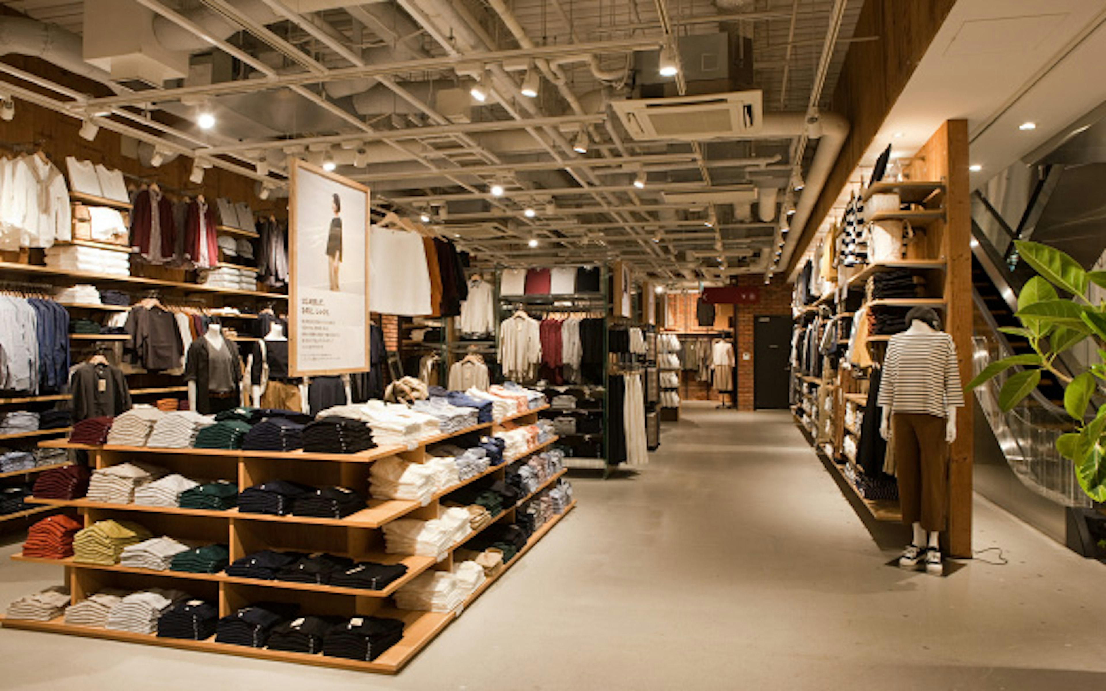 最新トレンドのメンズファッションが揃う店内