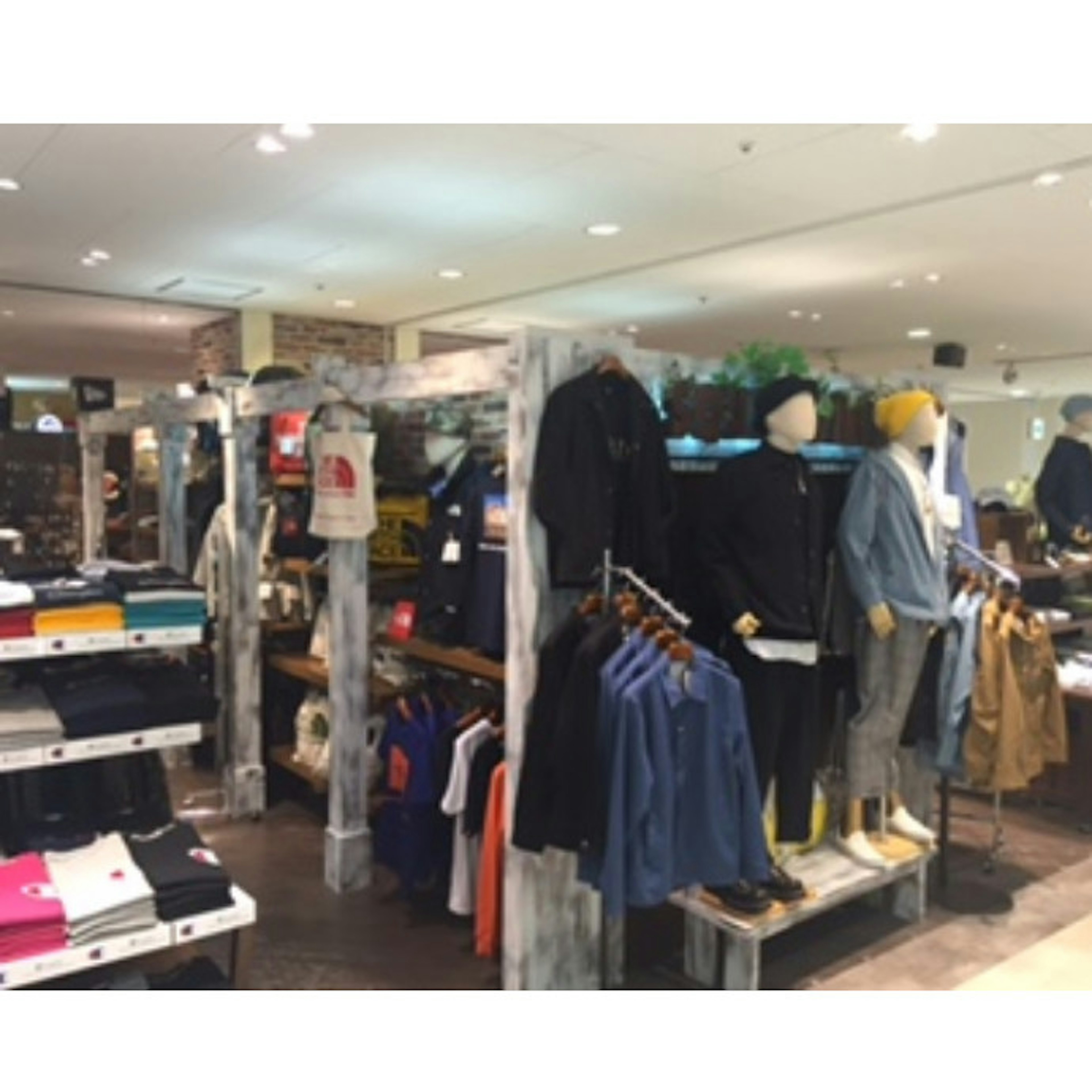 ポーターの最新ファッションが揃うおしゃれな店内