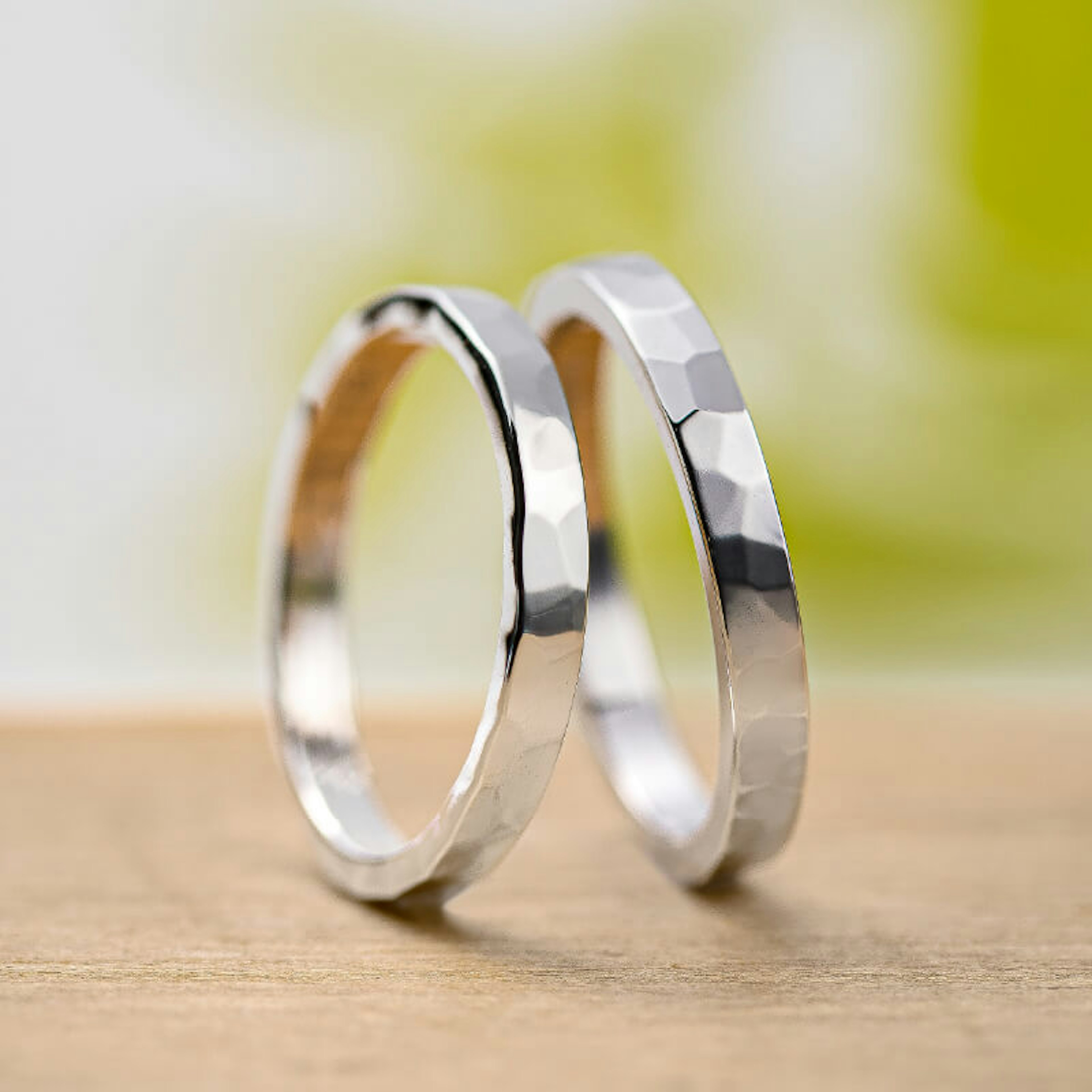 手作り感が魅力の結婚指輪、二人の絆を象徴