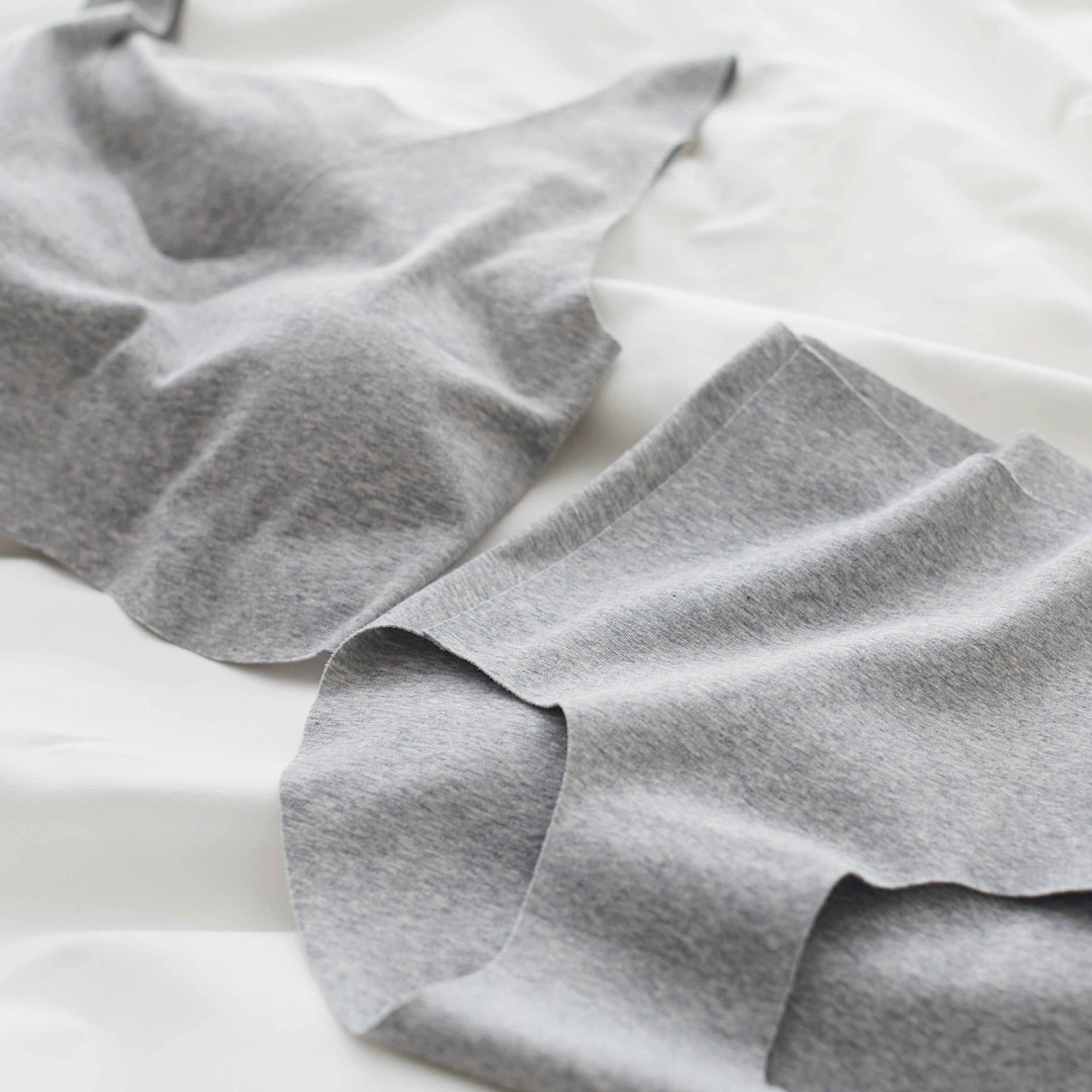 肌に優しいグレーのシームレス下着セット