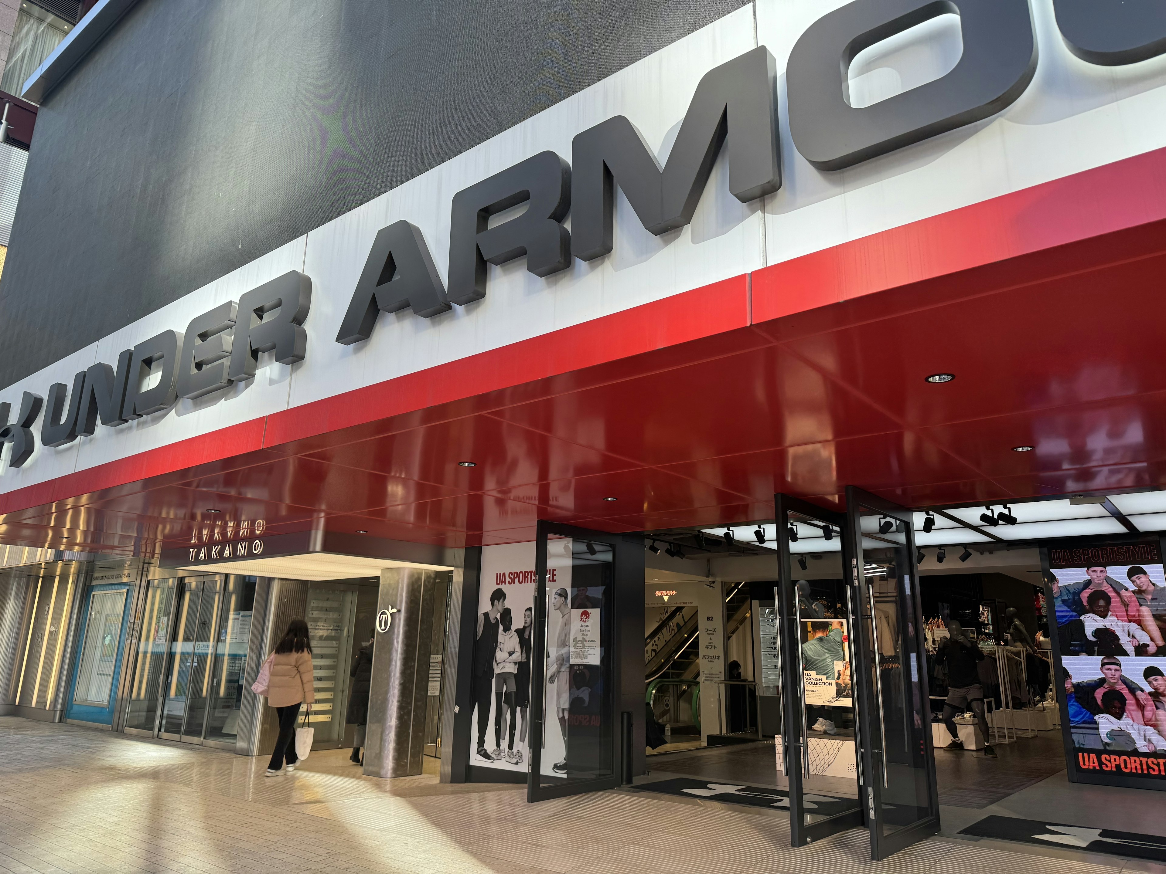 アンダーアーマーブランドハウス新宿の入口