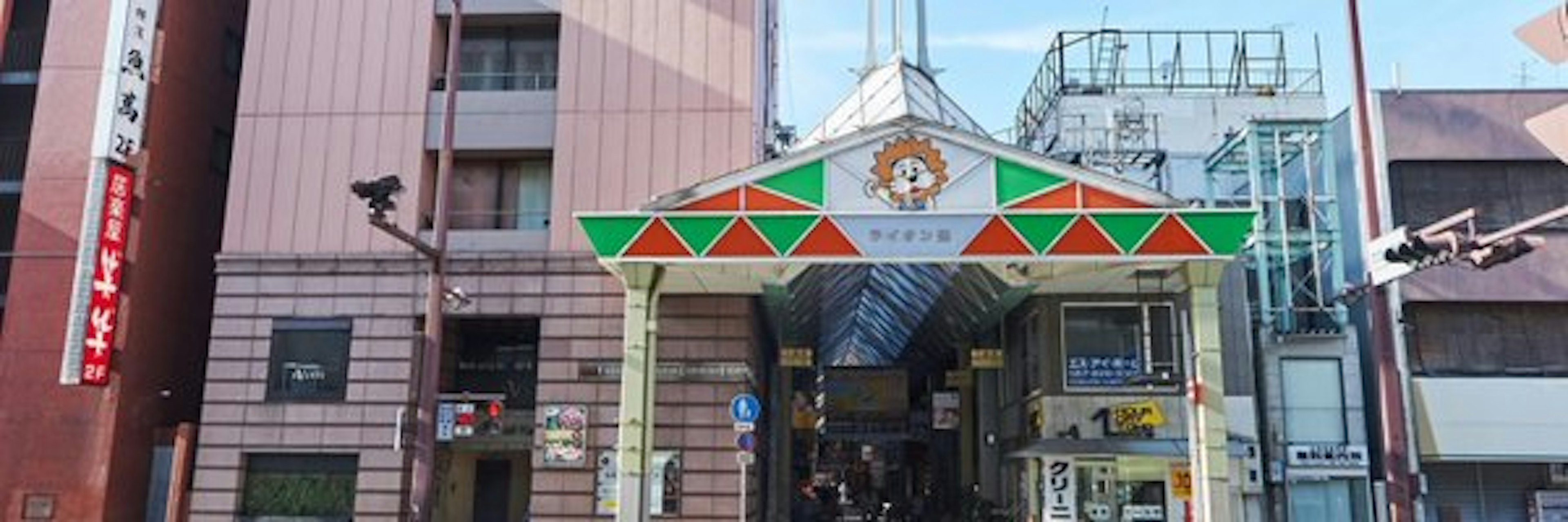 活気あふれる商店街でショッピングを楽しもう