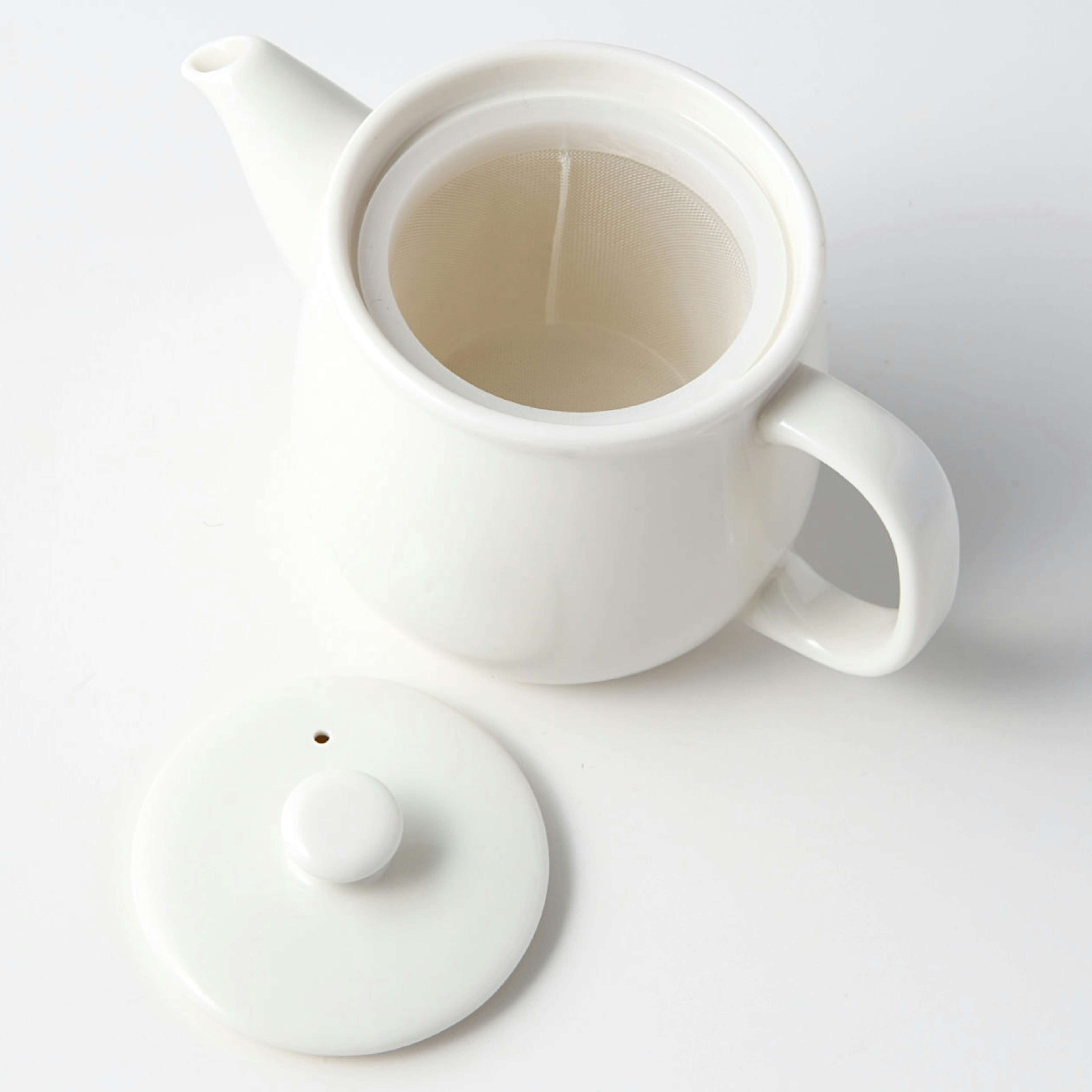 シンプルで美しいデザインの白い茶器、日常使いに最適