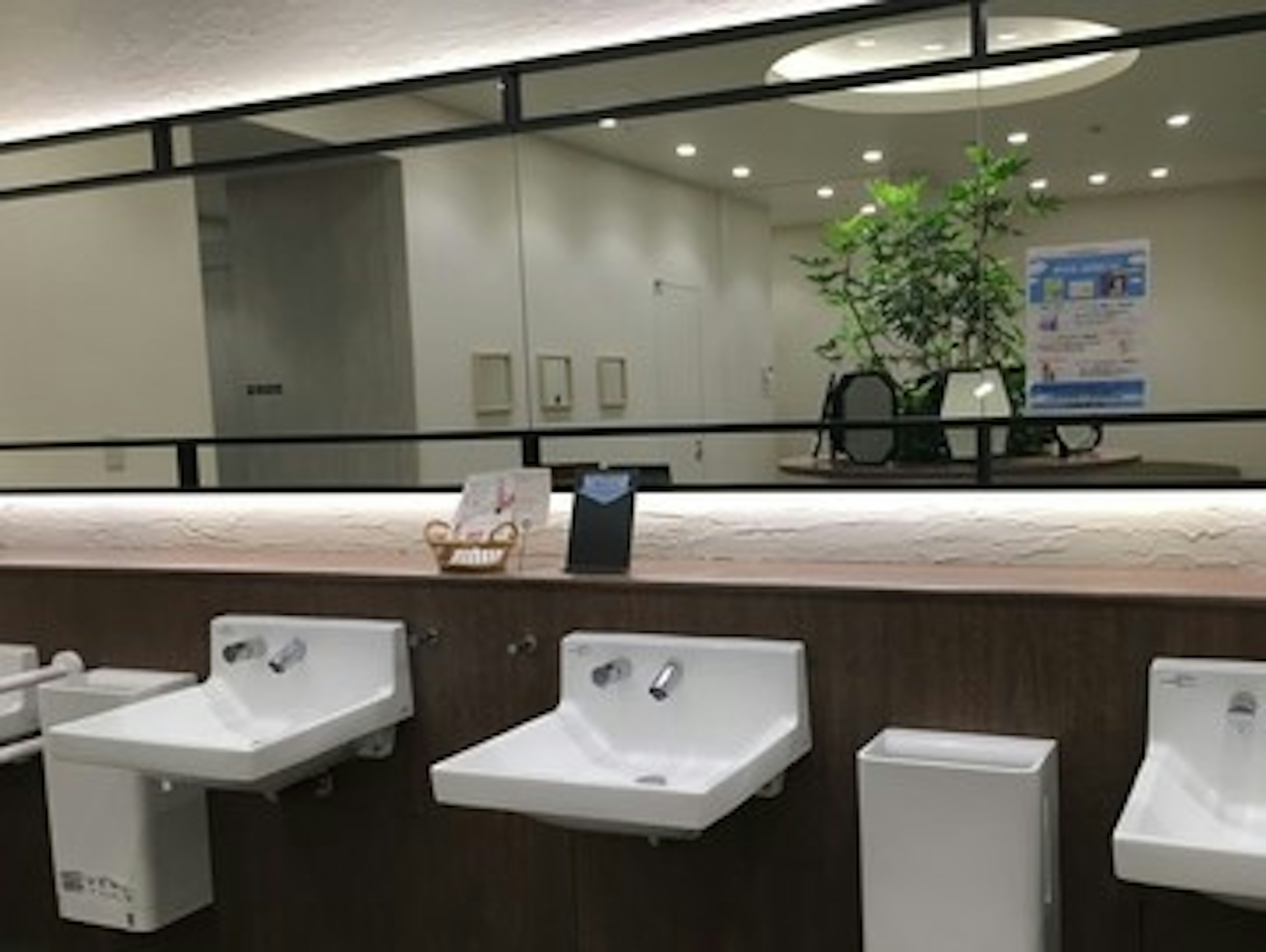 清潔で広々としたパウダールームでリフレッシュ