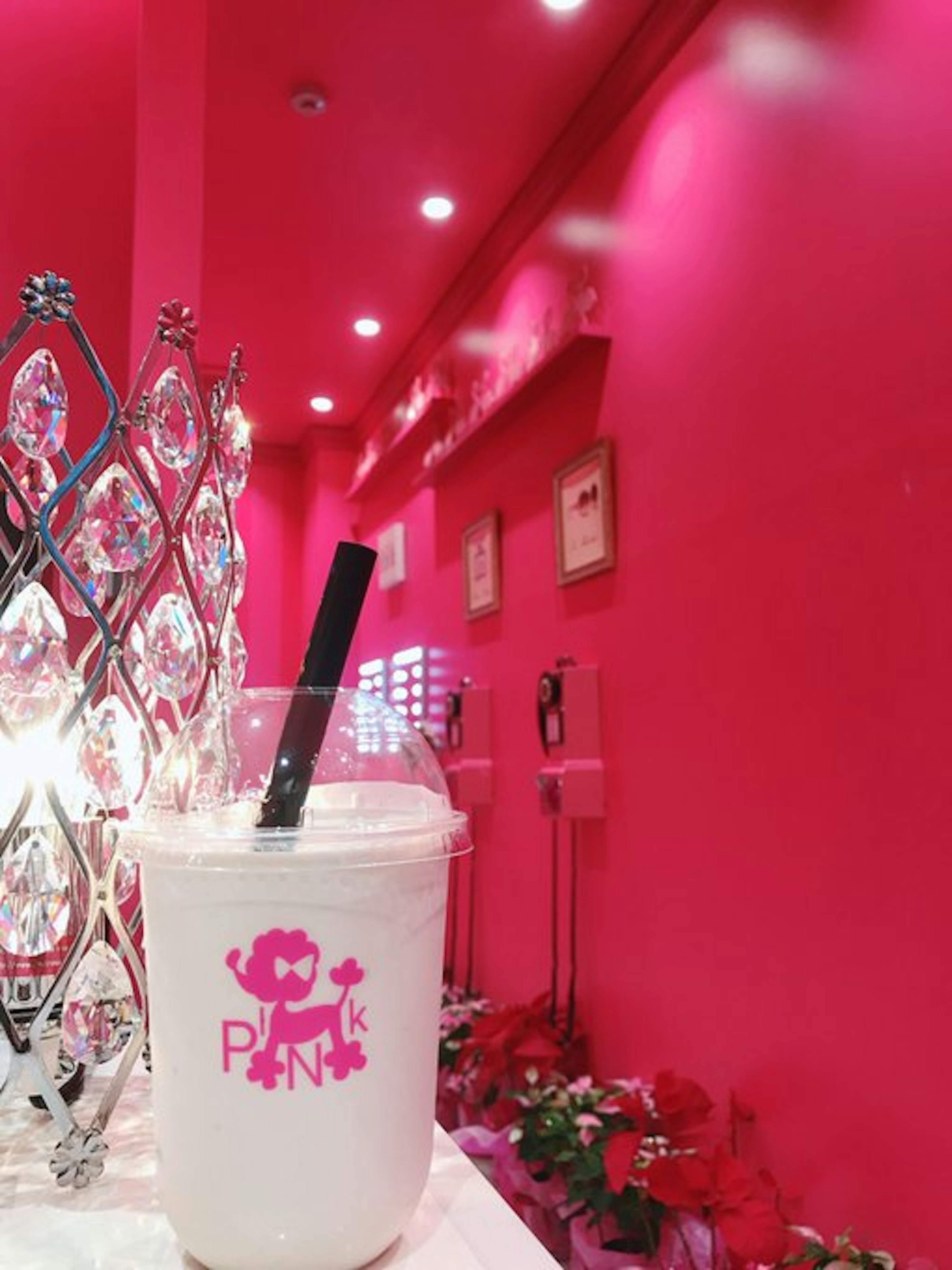 ピンクの店内で楽しむ濃厚バナナジュースが絶品です。