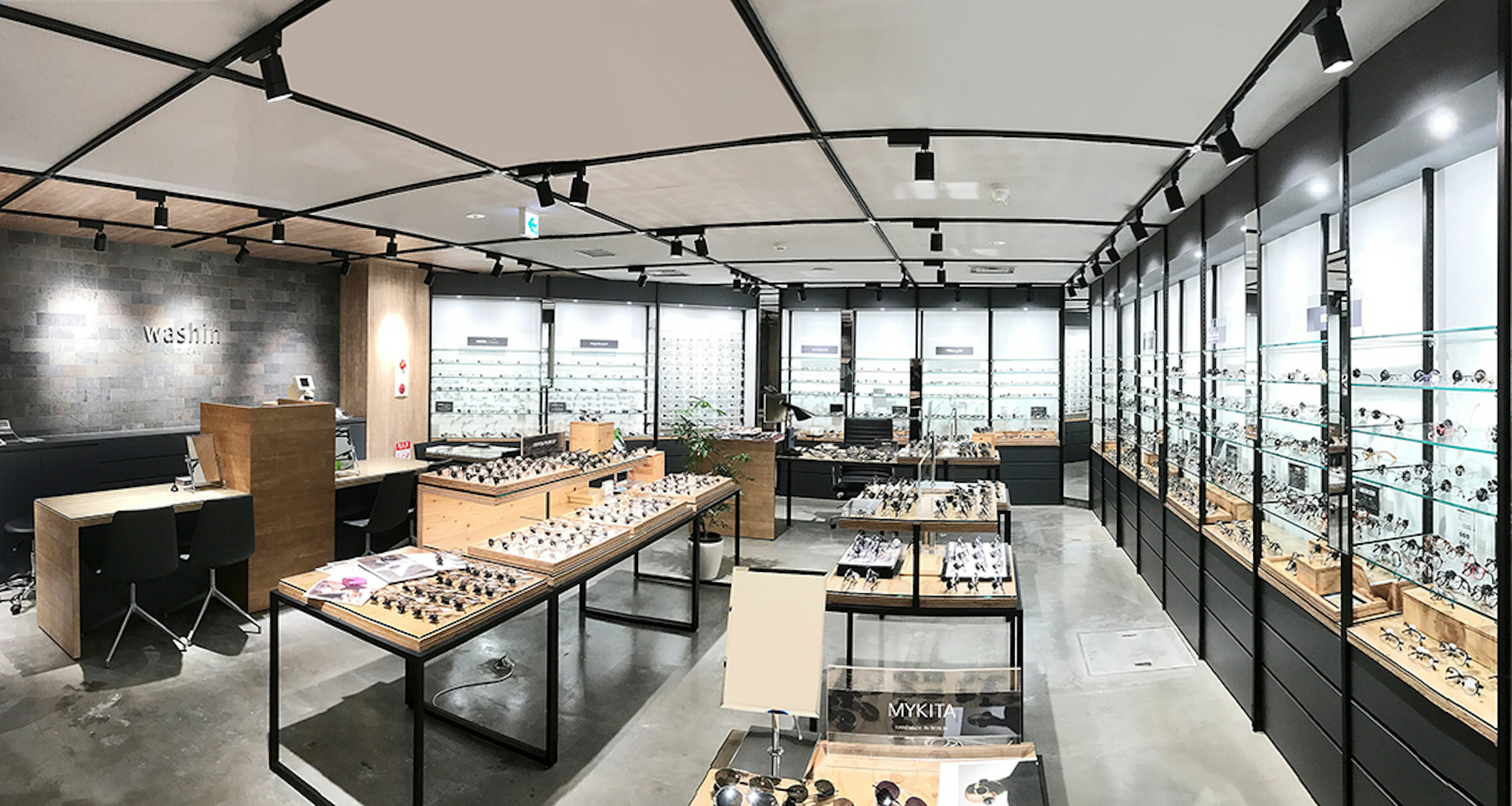 スタイリッシュなメガネが揃うおしゃれな店内